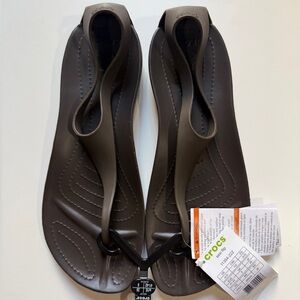 NWT Crocs Sexi Flip Flops
Serena Comfort T-Strap Thong
Slip-On Sandals brown W10